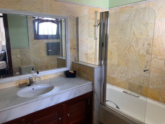 En-Suite Bathroom to Master Bedroom