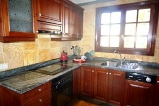Fully Fitted Kitchen